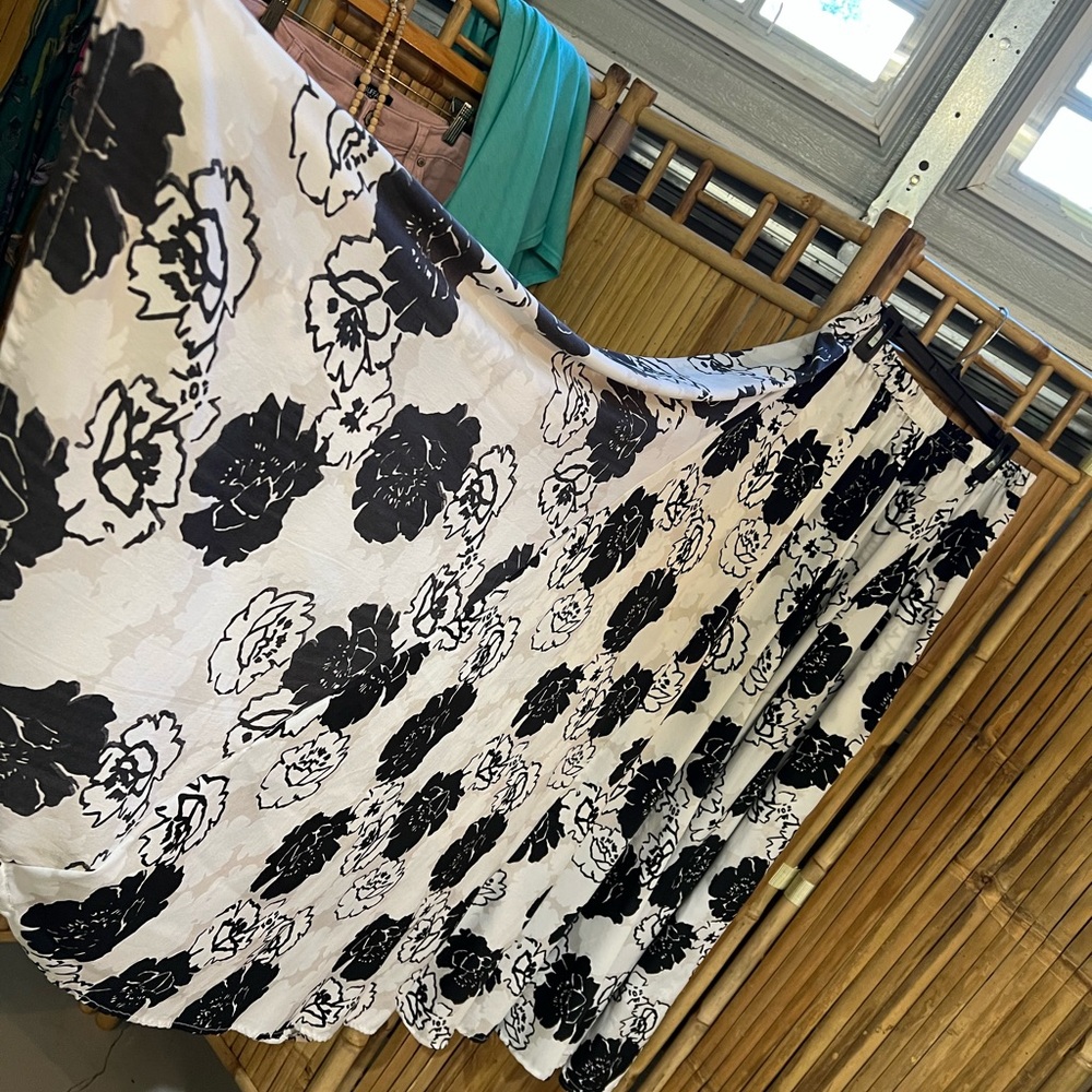 The Look(get it love it live it). Beautiful floral print. Polyester. Medium